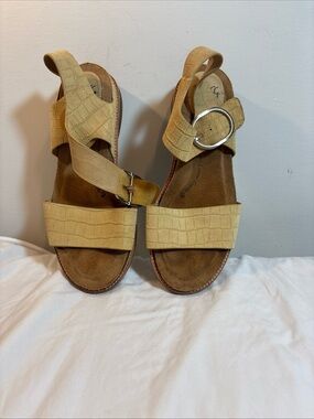 Soffit Croc-Textured Slingback Sandals in Light Tan - Women